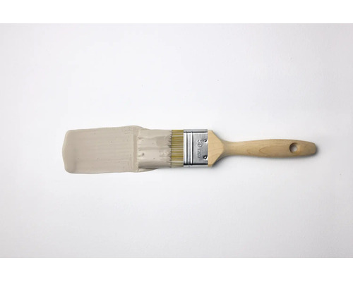 Flat pensel med 50 millimeters bredd och trähandtag, som visar ett penseldrag i beige färg.