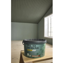En 5-liters hink med Hornbach vägg- och takfärg Plus i vitt, helmatt, placerad i ett ljust rum med målade väggar och trägolv.