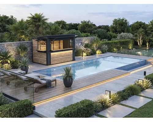 Modern trädgård med pool, trädgårdsbar i trä och metall, solstolar på ett trädäck och integrerad utomhusbelysning.