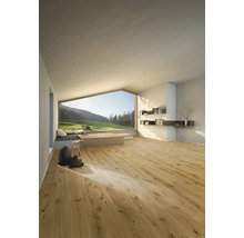 Ljust, modernt rum med breda plankor i ekdekor, ett panoramafönster med utsikt över bergen och minimalistiska vägghyllor.