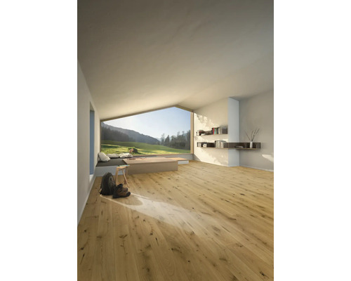 Ljust, modernt rum med breda plankor i ekdekor, ett panoramafönster med utsikt över bergen och minimalistiska vägghyllor.