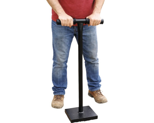 Manuell jordstamp av metall med T-handtag för packning av marken.