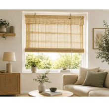 Bamburullgardin i ett ljust vardagsrum, monterad på ett fönster med naturligt ljus, med en naturlig och organiserad inredningsstil.