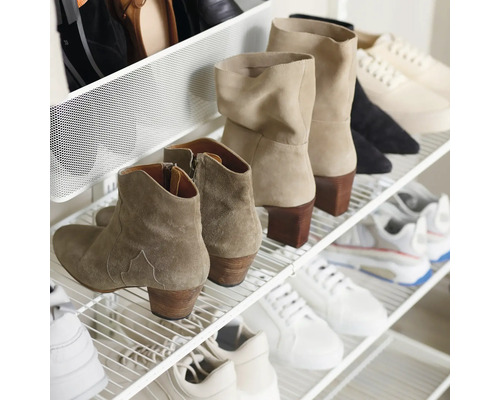 Organiserat skoställ i metall med gallerhyllor, fyllt med olika ankelboots och sneakers för en överskådlig förvaring.