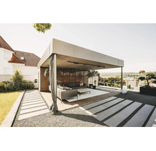 Modern, ljus pergola i metall med trälamellvägg, gardiner och loungemöbler på en träterrass i trädgården.