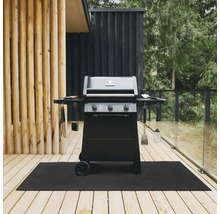 Svart gasolgrill med tre brännare och grillredskap på en svart grillmatta på en träterrass.