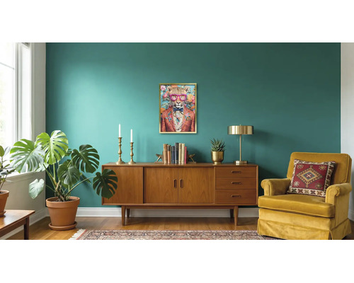 Modernt vardagsrum med sideboard i trä, sammetsfåtölj, stor monstera och inramad tavla med en leopard i kostym.