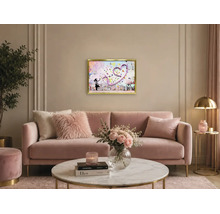 Modernt vardagsrum med rosa sammetssoffa, soffbord i marmor och en inramad tavla föreställande en flicka med ett hjärta av fjärilar.