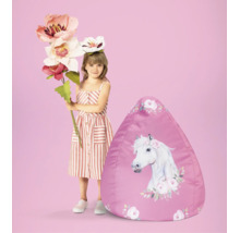 Barn bredvid en sittsäck med hästmotiv och blommönster.