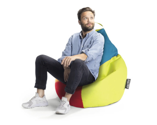 En man sitter på en färgglad sittsäck med bärhandtag och Sitting Point Logo.