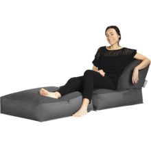 Tvådelat loungeset med sittsäckar bestående av en fåtölj med ryggstöd och en fotpall, där en kvinna sitter.