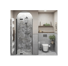 Modernt badrum med bågdusch, grå naturstensplattor, svart duschsystem, vägghängd toalett och vit designradiator.