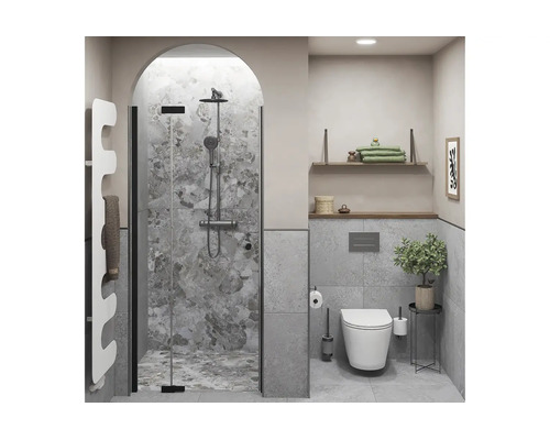 Modernt badrum med bågdusch, grå naturstensplattor, svart duschsystem, vägghängd toalett och vit designradiator.