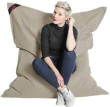 Stor beige saccosäck med en sittande kvinna, Big Foot Logo.