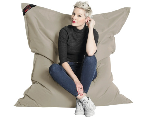 Stor beige saccosäck med en sittande kvinna, Big Foot Logo.