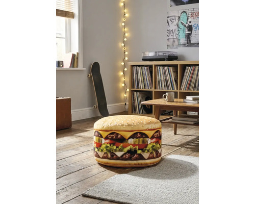 Rund sittsäck med hamburgertryck i ett modernt rum med trägolv, skivhylla, skateboard och ljusslinga.