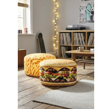 Två runda golvkuddar med hamburgar- och pommes frites-motiv i ett ljust vardagsrum på trägolv bredvid en hylla.
