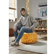 Tonåring som sitter på en rund saccosäck med realistiskt pommes frites-mönster i ett modernt rum med trägolv.