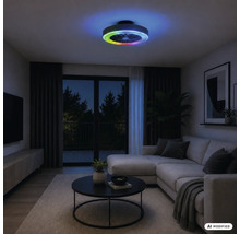 Modernt vardagsrum på natten med en takfläkt med LED-belysning och RGB-färgväxlingseffekt.