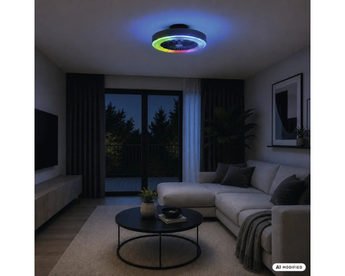 Modernt vardagsrum på natten med en takfläkt med LED-belysning och RGB-färgväxlingseffekt.