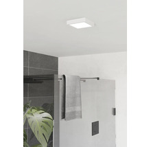 Kvadratisk LED-taklampa i ett modernt badrum ovanför en duschvägg i glas med svarta beslag och mörkgrått väggkakel.