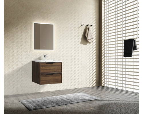 Modern kommod med tvättställ i träimitation, vitt handfat och en spegel med belysning i ett ljust badrum med strukturerade väggar.