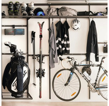 Organiserat hyllsystem för garage med väggfästen för sportutrustning såsom skidor, golfbag, cykel och kläder.