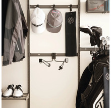 Väggmonterat förvaringssystem för golfutrustning med krokar för golfkepsar, handdukar, golfskor och golfbag.