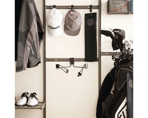 Väggmonterat förvaringssystem för golfutrustning med krokar för golfkepsar, handdukar, golfskor och golfbag.