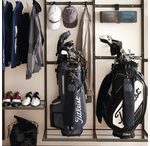 Organiserat golfhyllsystem med två golfväskor, golfskor, kläder och tillbehör på metallhyllor och krokar.