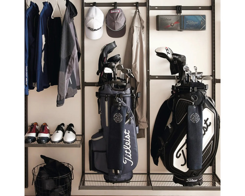 Organiserat golfhyllsystem med två golfväskor, golfskor, kläder och tillbehör på metallhyllor och krokar.