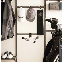 Väggsystem för att organisera golfutrustning med krokar för kepsar och handdukar, samt hyllor för golfskor och en golfbag på väggen.