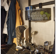 Vägghylla med trådkorg för förvaring av golfbollar och golfklubbor på en väggskena.