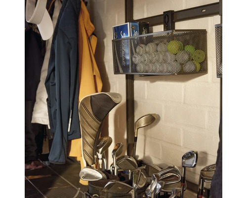 Vägghylla med trådkorg för förvaring av golfbollar och golfklubbor på en väggskena.