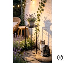 Trädgårdsscen med ett växtställ i metall med lavendel framför en stenmur och en katt som sitter på en sittdyna. (Image AI modified or generated)