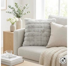 Fyrkantig soffkudde med ett mjukt överdrag i fuskpäls med strukturerad design placerad i en modern soffa. (Image AI modified or generated)