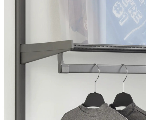 Klädstång i metall för hyllsystem med två galgar och hängande kläder
