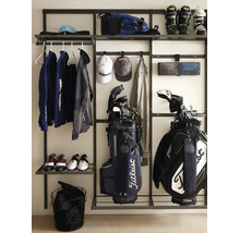 Organiserat hyllsystem i metall för förvaring av sportartiklar som golfbagar, kläder, skor och skidhjälmar på en vägg.