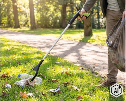 Person använder en plocktång i en park för att plocka upp en plastflaska från marken och lägga den i en soppåse. (Image AI modified or generated)