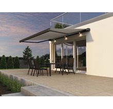 Modern terrassmarkis med inbyggd LED belysning över en uteplats med sittgrupp framför ett modernt bostadshus.