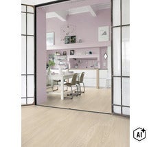 Ljust laminatgolv i ett rymligt kök med matplats, ljusa väggar, modern inredning och en stor glasdörr med svart metallram. (Image AI modified or generated)