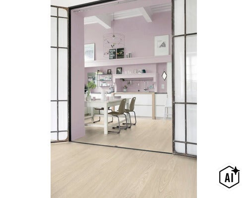 Ljust laminatgolv i ett rymligt kök med matplats, ljusa väggar, modern inredning och en stor glasdörr med svart metallram. (Image AI modified or generated)