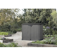 Förvaringslåda för trädgård i plast med dubbeldörrar stående på en grusgång framför odlingsbäddar