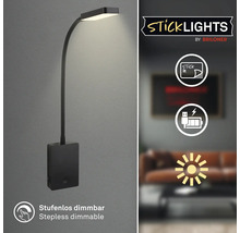 LED vägglampa med flexibel arm, väggmontering genom limning, uppladdningsbar via USB och steglöst dimbar, Briloner Sticklights logotyp.