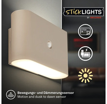 Vägglampa med rörelsesensor och skymningsrelä, batteridriven och enkel att montera med tejp från Stick Lights by Briloner.
