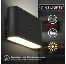 Vägglampa Sticklights från Briloner med rörelsesensor och skymningsrelä, självhäftande och laddningsbar via USB.