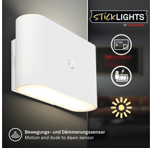 Stick Lights LED-vägglampa med rörelsesensor och skymningsrelä, batteridriven och uppladdningsbar via USB, enkel montering utan borrning.