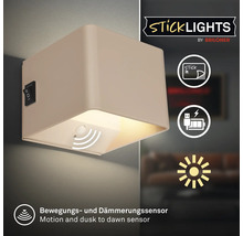 Vägglampa Sticklights från Briloner med självhäftande montering, laddningsbart batteri samt rörelse och skymningssensor.