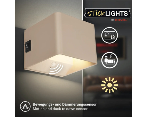 Vägglampa Sticklights från Briloner med självhäftande montering, laddningsbart batteri samt rörelse och skymningssensor.