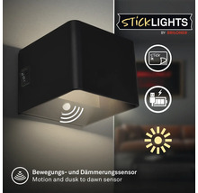 Vägglampa Sticklights från Briloner med rörelsesensor, skymningssensor, batteridrift och självhäftande montering